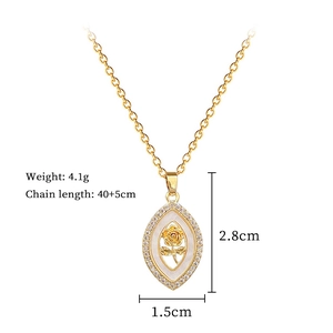 Détail du pendentif rose avec zircons en cristal et base en nacre blanche élégante