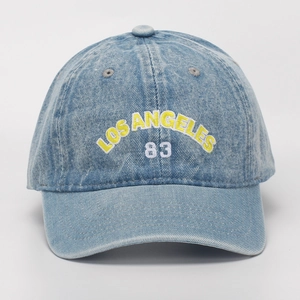 Detail der hellblauen Jeans-Baseballkappe mit gelber Los Angeles 83 Stickerei