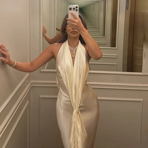 Détail d'une robe blanche en satin à dos nu avec un élégant design de fente latérale