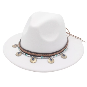 Dettaglio cappello fedora bianco etnico con perle turchesi e pendenti dorati