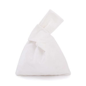 Détail d'un sac à main noeud en velours blanc au design japonais minimaliste chic