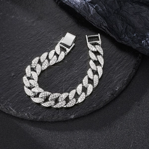 Ασημί βραχιόλι Cuban link με αστραφτερά στρας σε μαύρη βάση προβολής κοσμημάτων