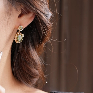 Orecchini vintage placcati oro con zircone verde oliva e cristalli bianchi