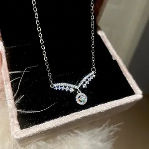 Collier Élégant En Cuivre Avec Pendentif En Forme D'Aile En V Et Zircon Rond Argenté Bijoux De Luxe Pour Femmes