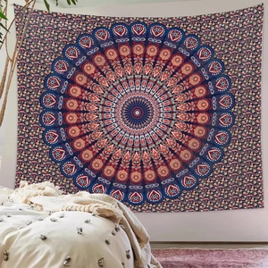 Détail de la tapisserie mandala bohème avec des motifs floraux bleus et rouges