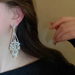 Eleganti orecchini a nappa d'argento con strass scintillanti in un design a lampadario