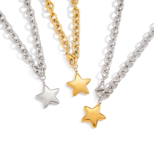 Chunky star pendant necklaces in gold and silver finish, made of durable stainless steel