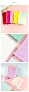 Dettaglio del set di taccuini in peluche colorati con copertine morbide e penne a pompon