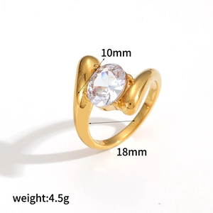 Dettagli anello dorato con zircone ovale da 10mm, diametro 18mm e peso di 4,5g