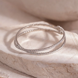 Vue détaillée d'un bracelet multi-rangs en argent et zircons sur pierre naturelle