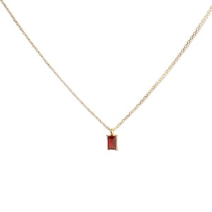 Collier minimaliste plaqué or 18 carats avec un pendentif rectangle en zircon rouge sur fond blanc