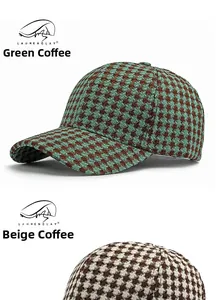 Detailansicht von Schirmmützen mit Hahnentrittmuster in Grün-Kaffee und Beige-Kaffee