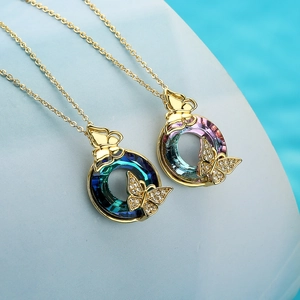 Elegante Halskette mit Schmetterlings- und Kristallkreis-Anhänger in Gold für Damen