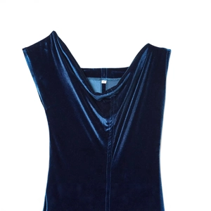Abito midi smanicato in velluto blu con vita asimmetrica e trama elegante e lucida