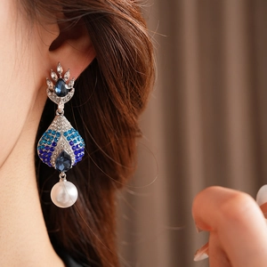 Orecchini vintage con cristalli blu sfumati e perla bianca a goccia montati in argento