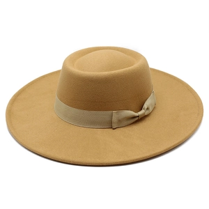 Détail d'un chapeau en laine camel avec bord large de 9,5 cm et ruban décoratif à nœud