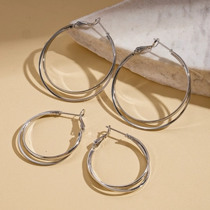 Boucles d'oreilles créoles doubles géométriques en argent de deux tailles sur pierre