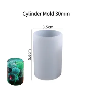 Dettaglio dello stampo in silicone cilindrico 30mm con campione di arte floreale in resina