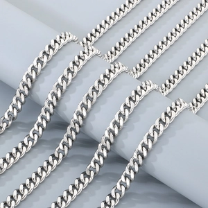 Vue détaillée de la chaîne cubaine en métal argenté montrant la texture polie
