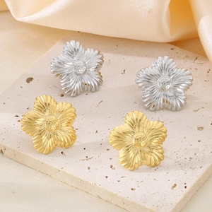 Vista dettagliata di orecchini a girasole in oro e argento con petali testurizzati