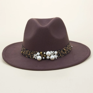 Détail d'un chapeau Fedora en laine marron avec ruban léopard et perles décoratives
