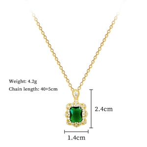 Détail du collier émeraude en or avec dimensions 2,4x1,4cm et poids de 4,2g