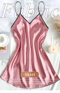 Flachbild eines rosa Seiden-Nachthemds mit Spaghettiträgern und Lifestyle-Accessoires