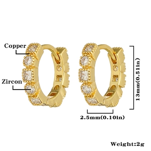 Detalle de los pendientes de cobre chapados en oro de 18K con circón y dimensiones