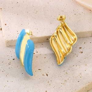 Détail des boucles d'oreilles en émail bleu ciel et plaqué or 18K sur socle en pierre