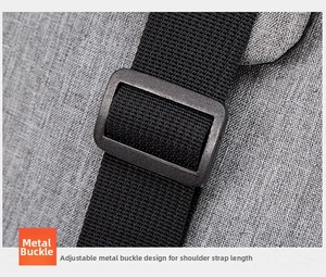 Detail der verstellbaren Metallschnalle und des langlebigen Nylon-Schultergurts der Tasche