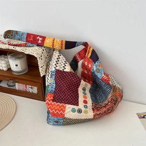 Gros plan du sac en toile patchwork bohème avec motifs variés et bandoulière large