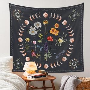 Detail eines böhmischen Wandteppichs mit Mondphasen und botanischen Blumenillustrationen