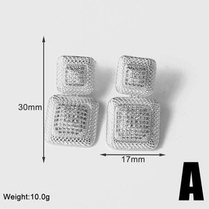 Vista detallada de los aretes cuadrados de circonia con altura de 30mm y peso de 10g