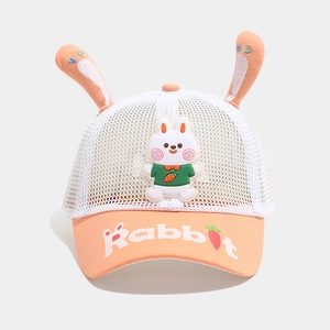 Détail du chapeau soleil rose pour fille avec oreilles de lapin 3D et filet respirant