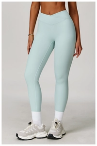 Détail d'un pantalon de yoga taille haute avec taille croisée en tissu mat bleu clair