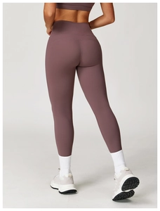 Rückansicht der lila High-Waist Yoga-Hose mit nahtlosem Design und Formeffekt