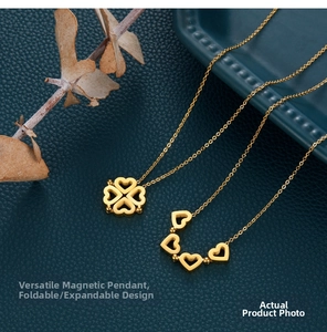 Vue détaillée du collier trèfle plaqué or avec fermoir magnétique et motif de cœur