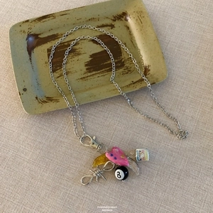 Detail der Y2K Silberkette mit Herz und Hello Kitty Anhänger im Vintage-Stil