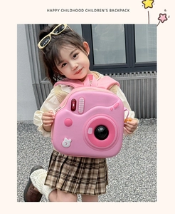 Zaino rosa per bambini a forma di fotocamera con simpatici dettagli di design in 3D