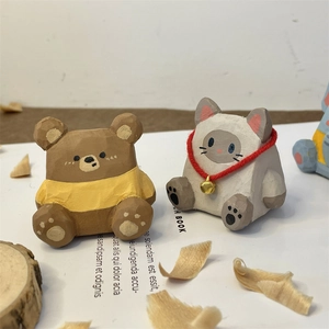 Vue macro de figurines artisanales en bois d'ours et de chat aux détails sculptés
