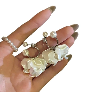 Orecchini a fiore stile francese con perle bianche e anello di perle abbinato per donna