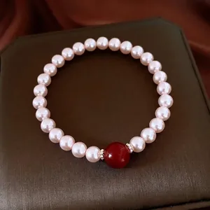 Bracelet élégant en perles avec perle centrale en agate rouge sur fond de soie