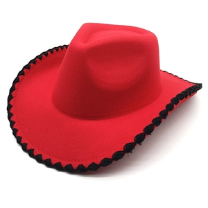 Détail du chapeau de cow-boy en feutre rouge avec bordure tressée noire sur le bord
