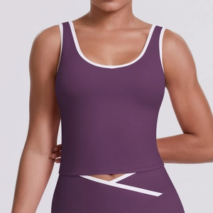 Détail de la taille en V croisé sur le legging de yoga violet avec rayure blanche
