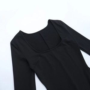 Détail de l'encolure en U et de la texture du tissu d'un body noir ajusté pour femme