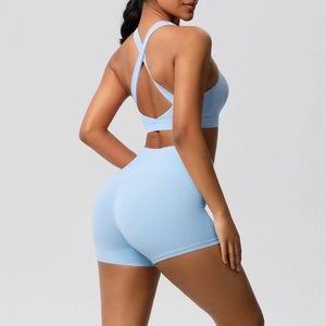 Details des hellblauen Yoga-Sets mit gekreuztem Sport-BH und Shorts mit hoher Taille