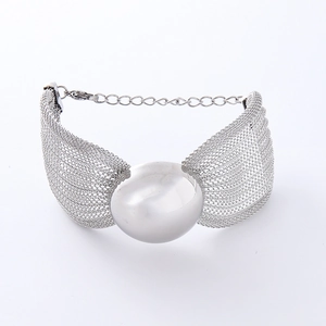 Bracciale a catena a maglie multistrato argento con grande sfera bianca e chiusura a moschettone