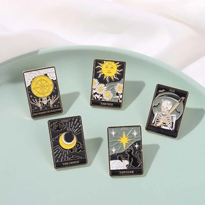 Broche en Émail Carte de Tarot Mystère Soleil Lune Étoile Mort Roue de la Fortune Badge en Alliage Pour Sacs Vestes Vêtements Accessoires