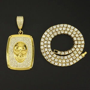Hip-Hop Totenkopf Anhänger mit Kristallen an goldener Tenniskette für Rapper Outfits