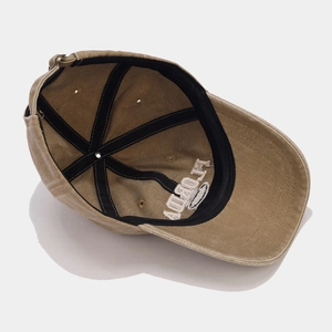 Vue intérieure détaillée de la casquette en coton délavé kaki avec broderie et bande de confort
